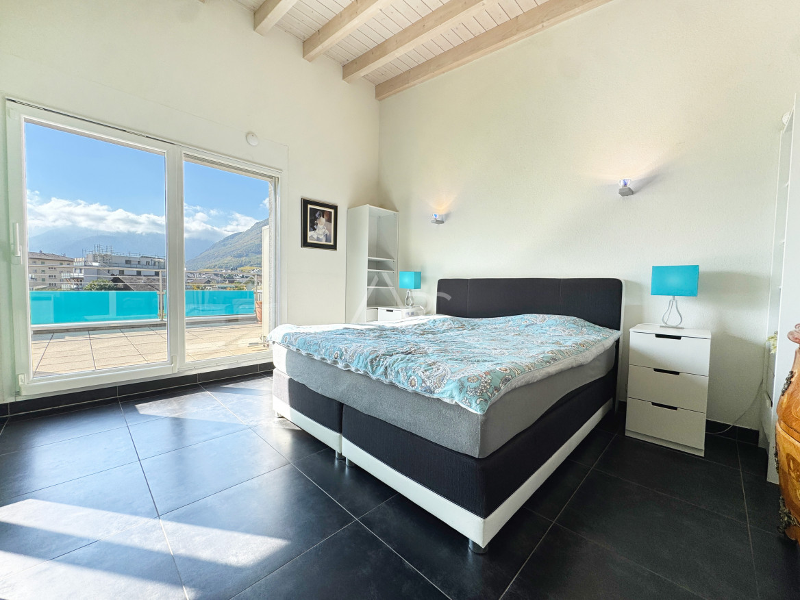 Schlafzimmer mit Terrasse und Bergblick