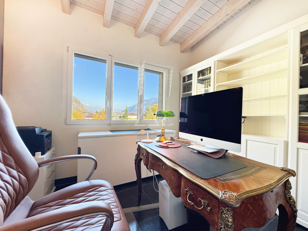 Arbeitszimmer mit Bergblick