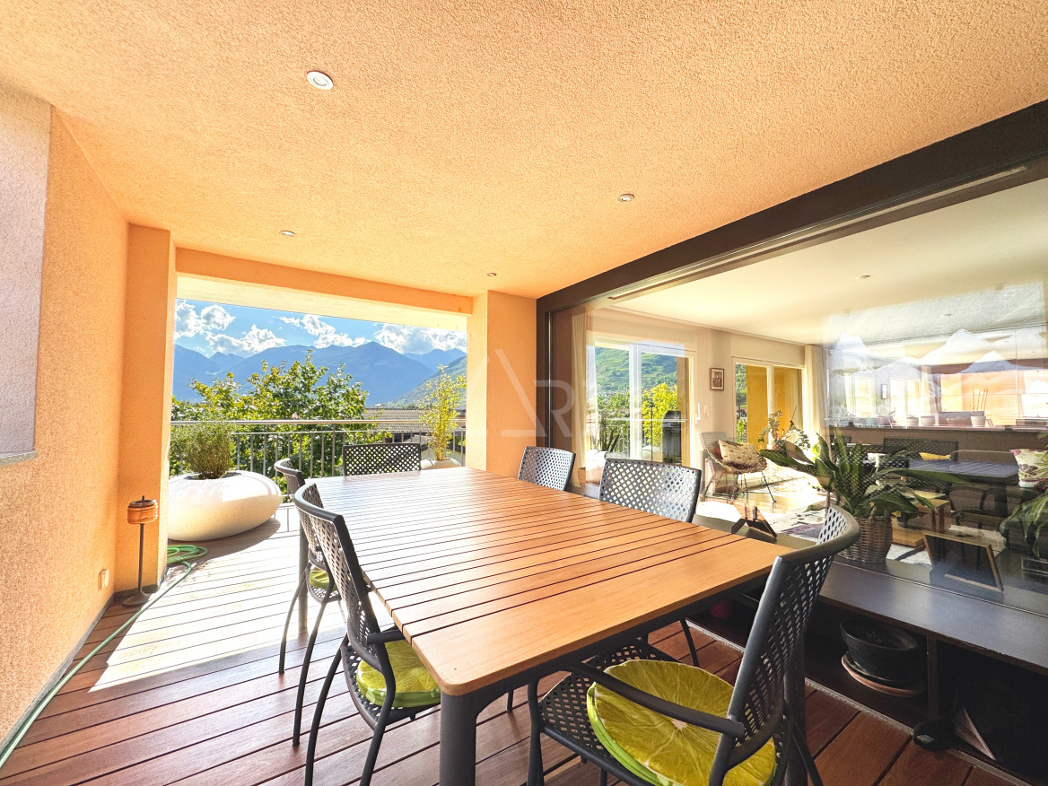 Überdachte Terrasse mit Bergblick