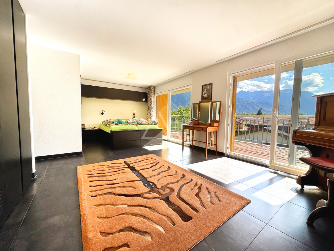 Schlafzimmer mit Bergblick und Balkon