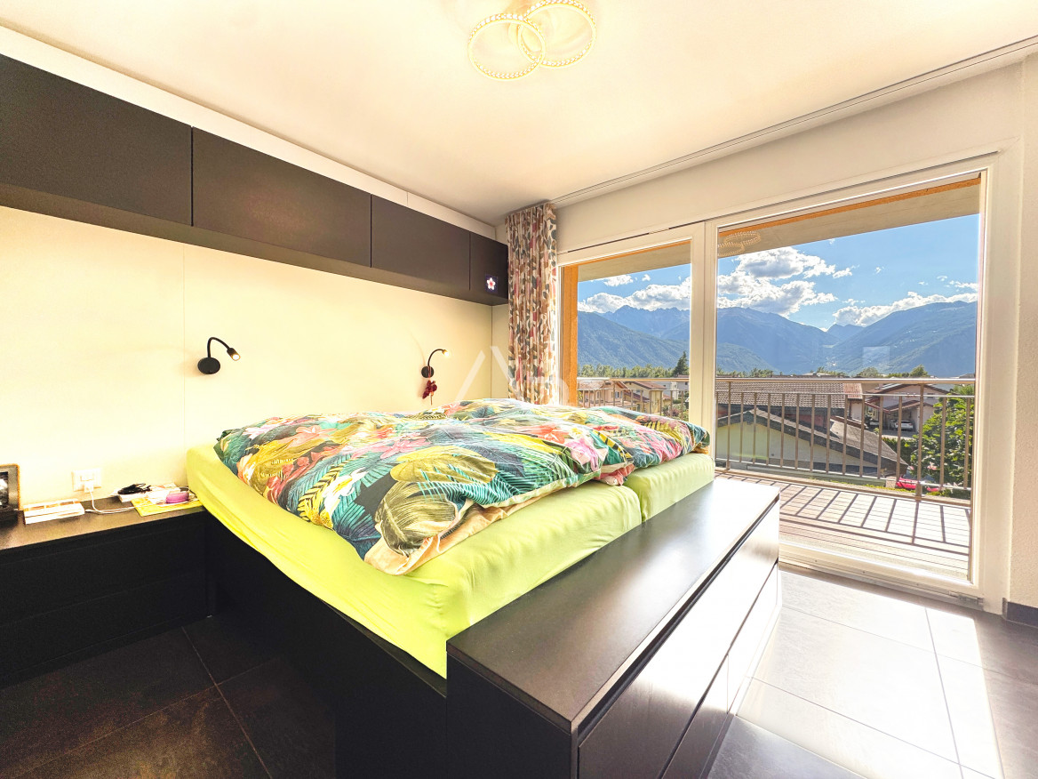 Schlafzimmer mit Balkon und Bergblick