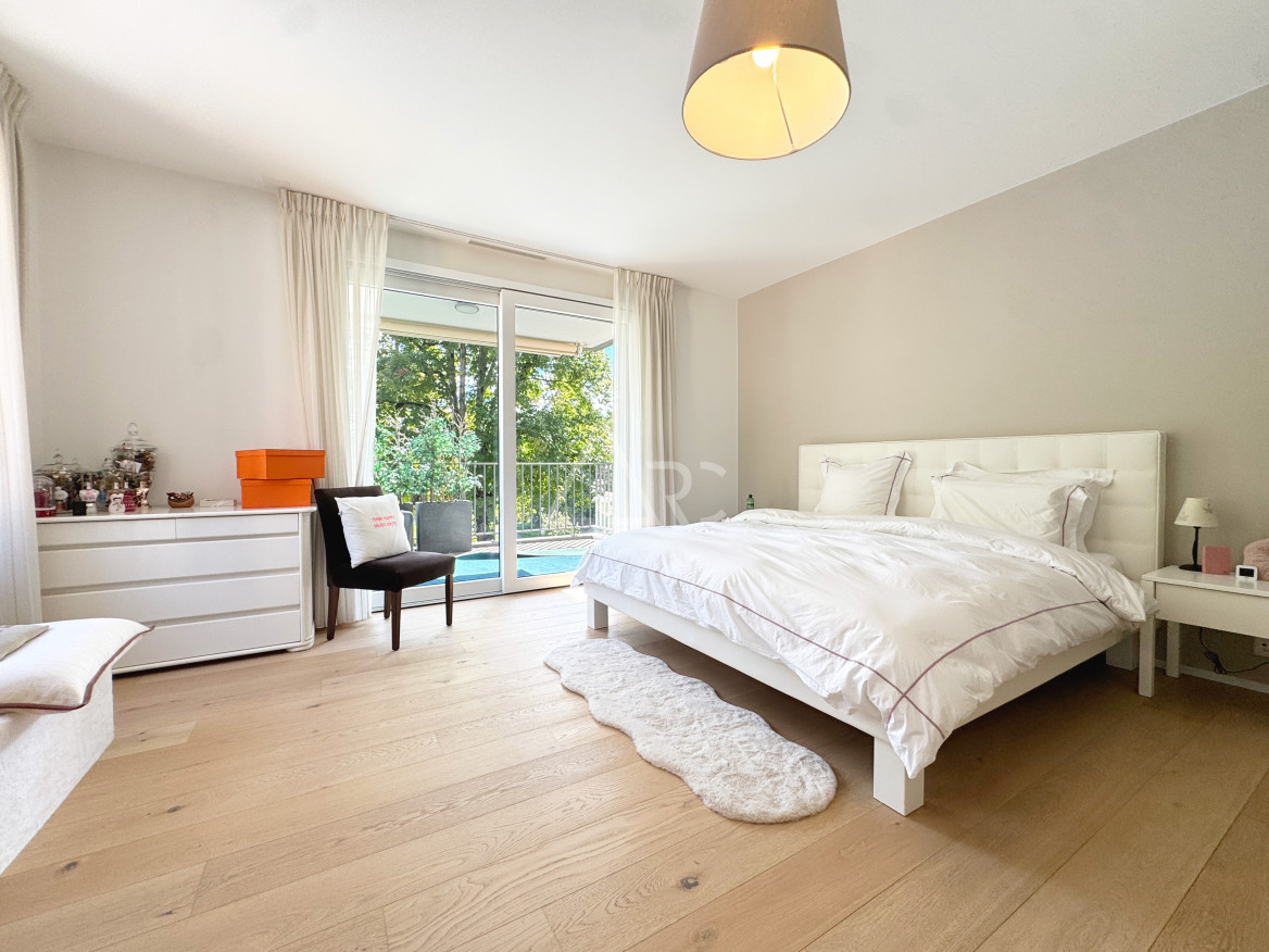Helles Schlafzimmer mit Balkonzugang