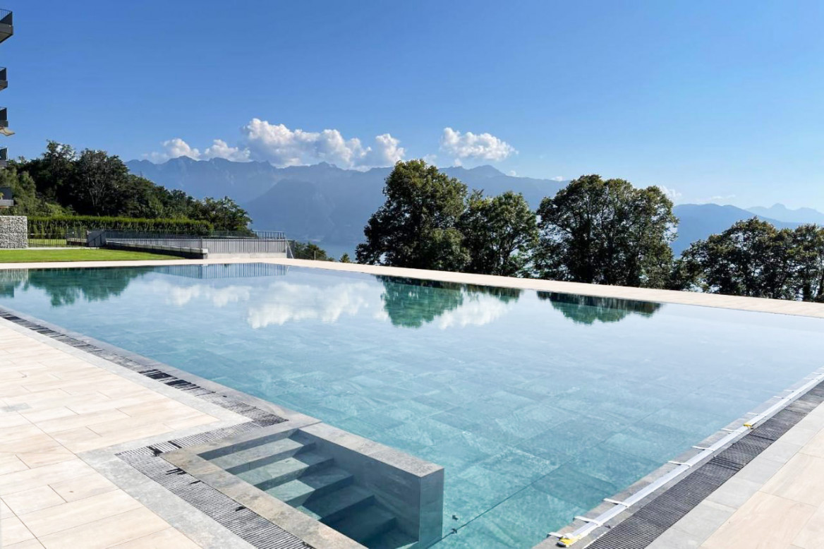 Infinity-Pool mit Bergblick