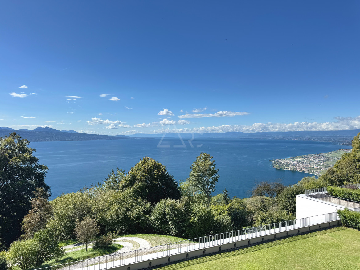 Panoramablick über den See