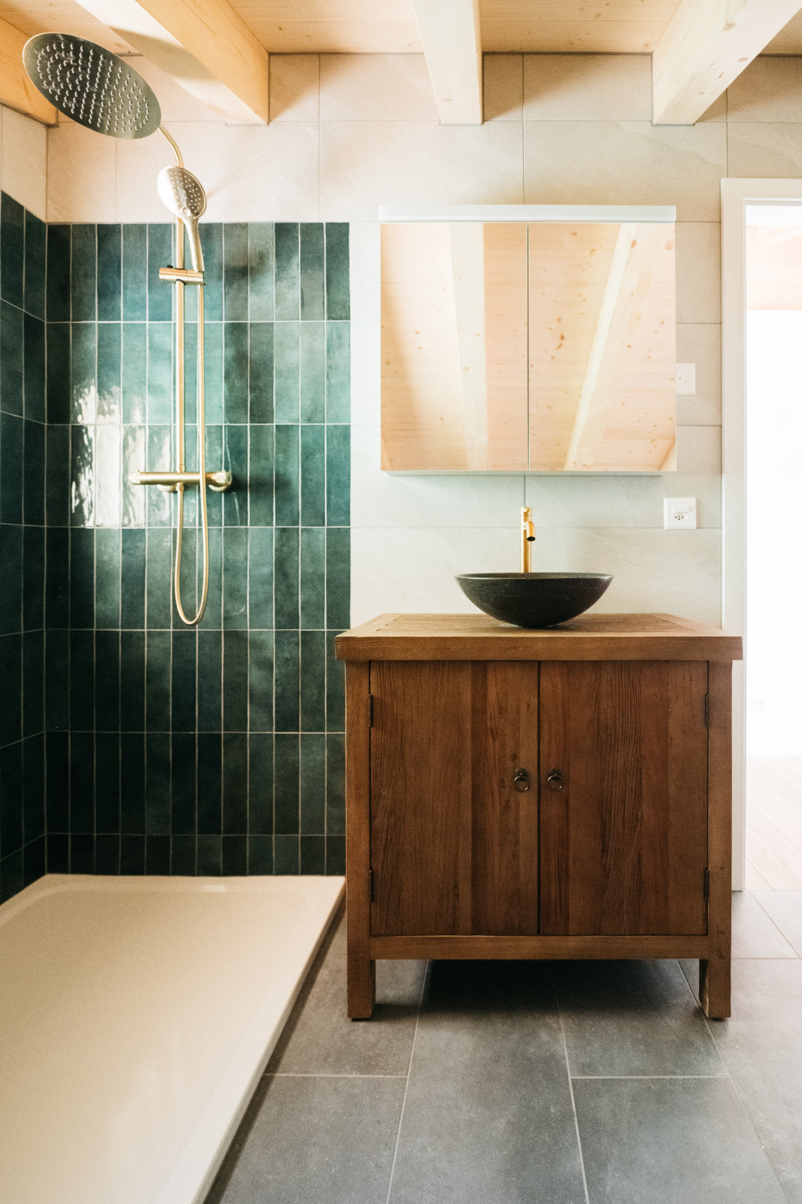 Modernes Badezimmer mit Walk-in-Dusche und Holzwaschtisch