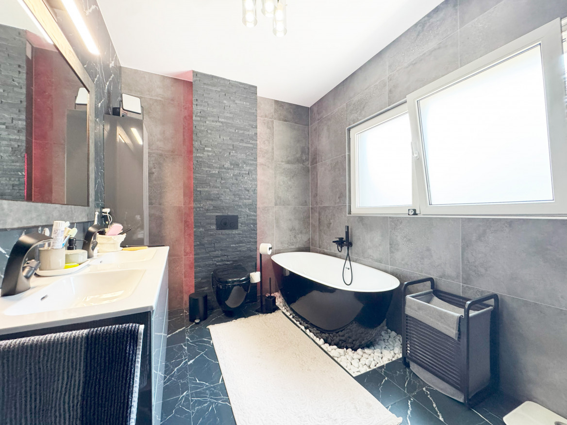 Modernes Badezimmer mit Badewanne und Schwarz-Weiß-Kontrast