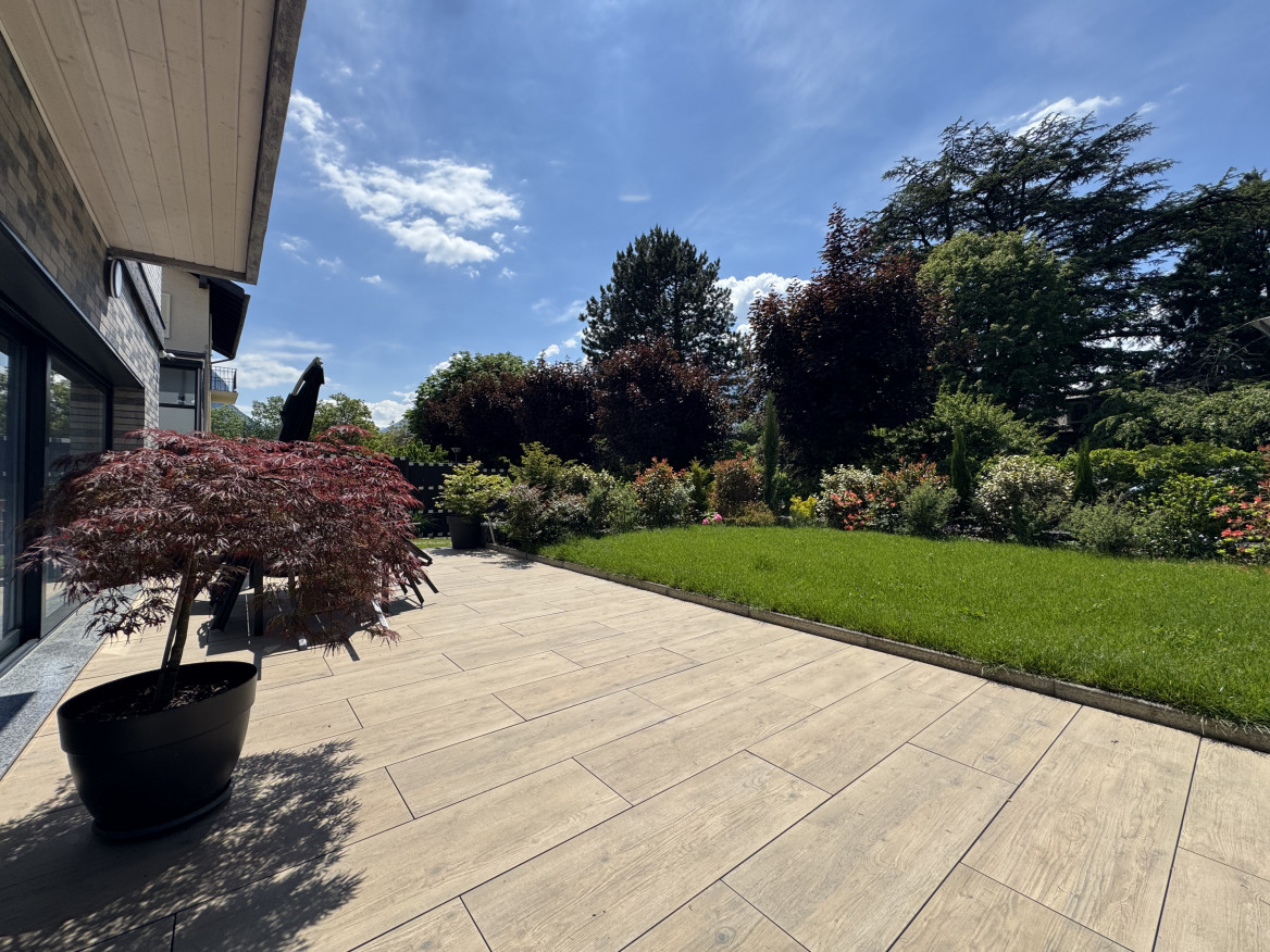 Große Terrasse mit Gartenblick