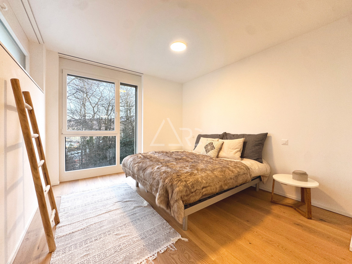 Helles Schlafzimmer mit großem Fenster