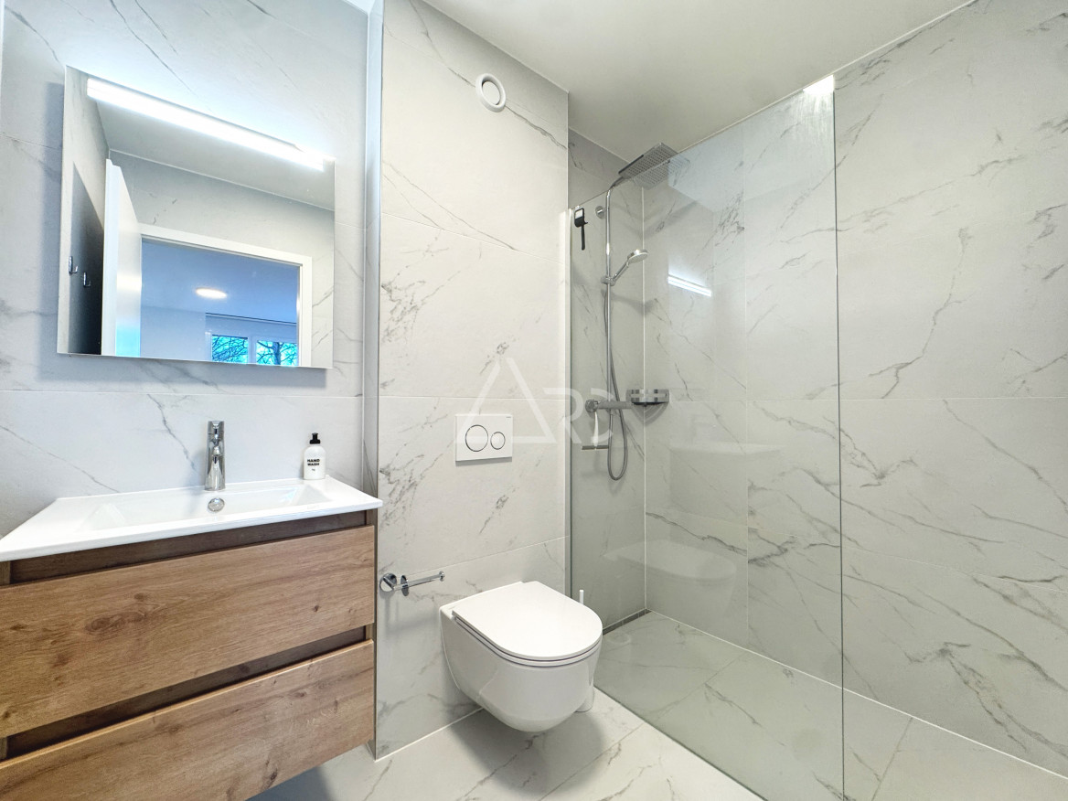 Modernes Bad mit Dusche und WC