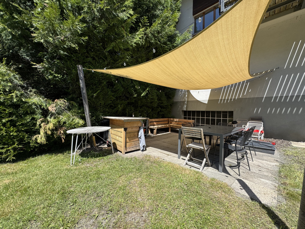 Terrasse mit Sonnensegel und Sitzgruppe
