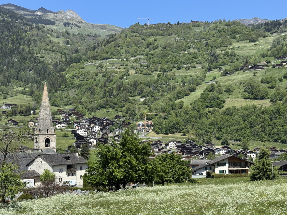 Alpine Bergdorf mit Kirchturm