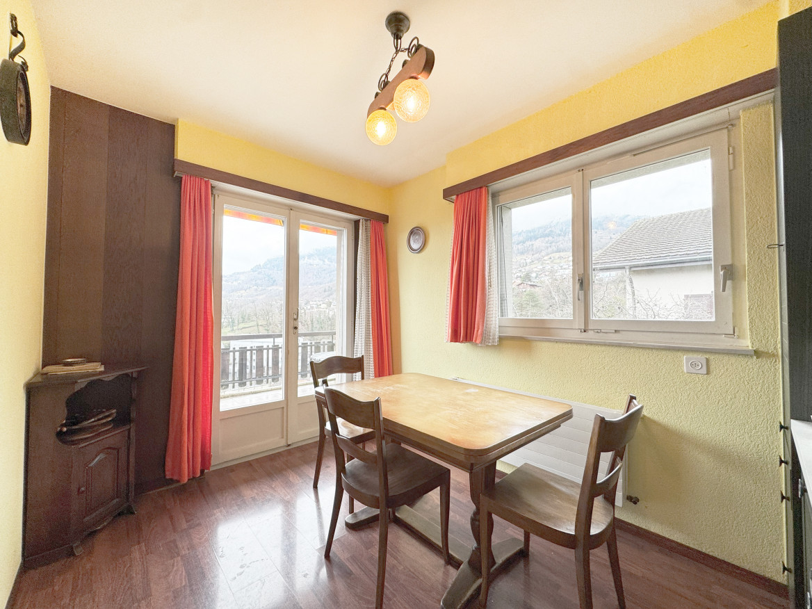 Esszimmer mit Balkon- und Fensterblick