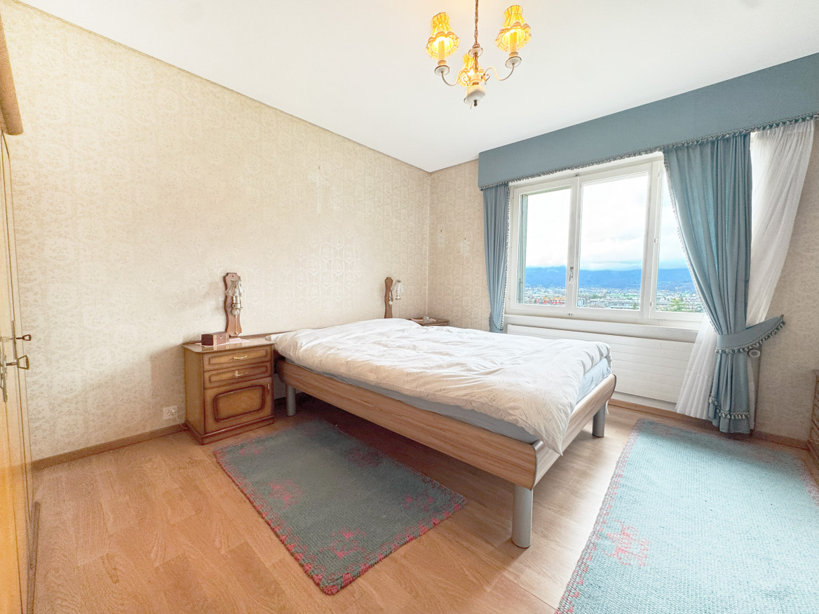 Schlafzimmer mit großem Fenster und Aussicht
