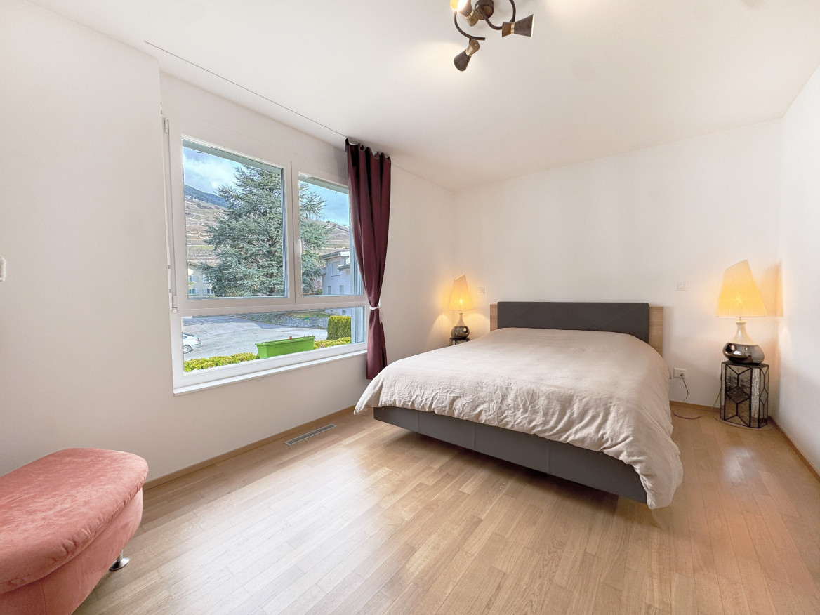 Helles Schlafzimmer mit großem Fenster