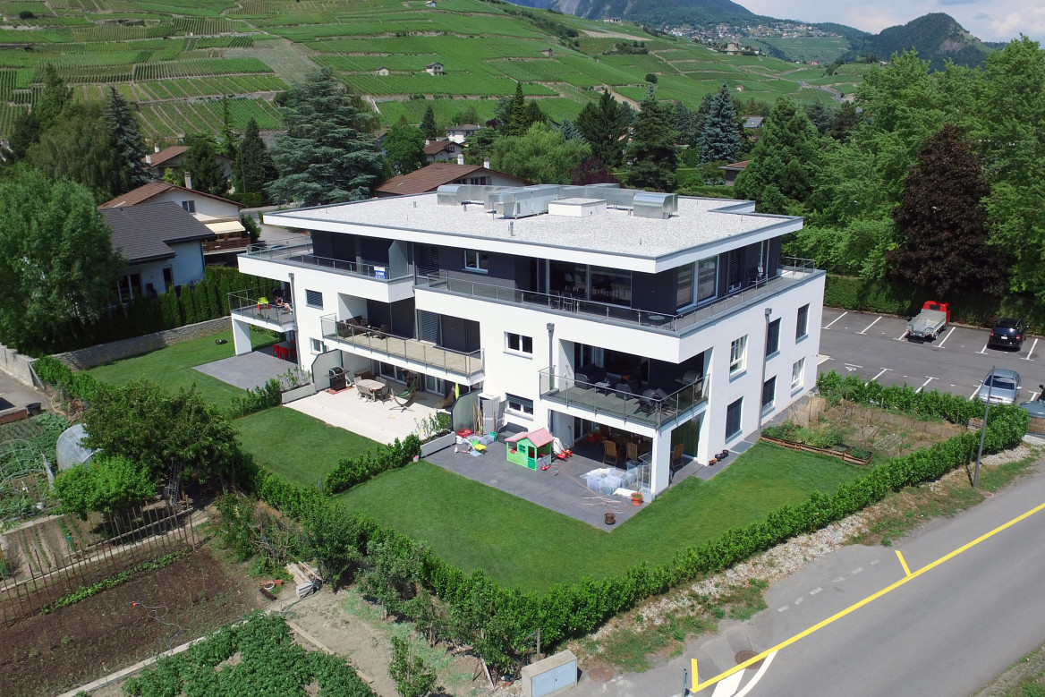 Moderne Villa mit Blick auf Weinberge