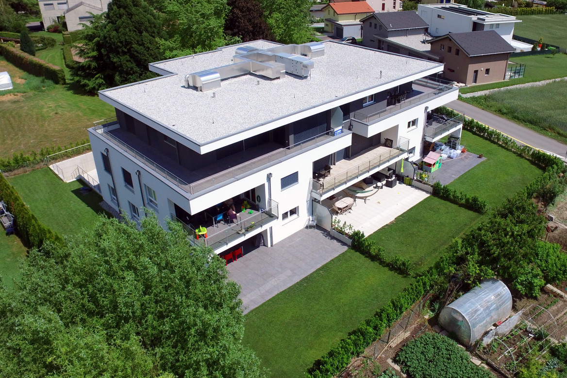 Moderne Villa mit Flachdach und großen Balkonen
