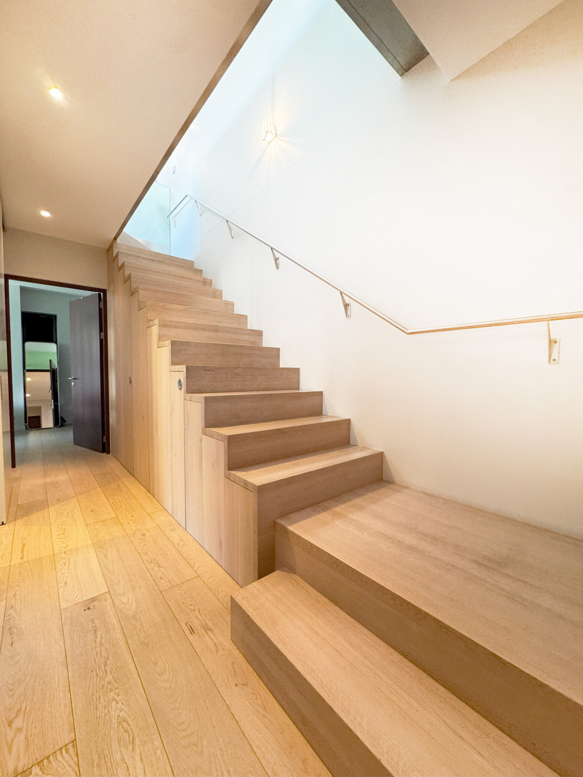 Treppenhaus mit Holzstufen