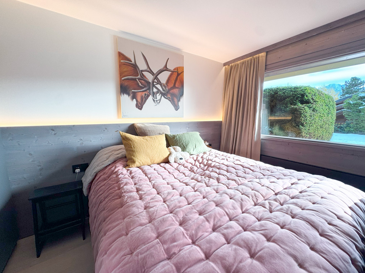 Gemütliches Schlafzimmer mit Blick ins Grüne