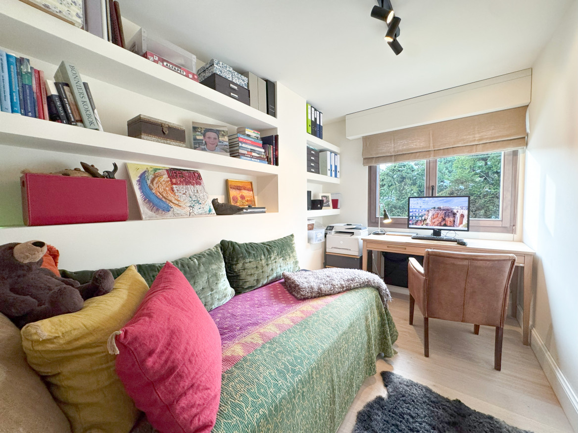 Kleines Arbeits- und Schlafzimmer