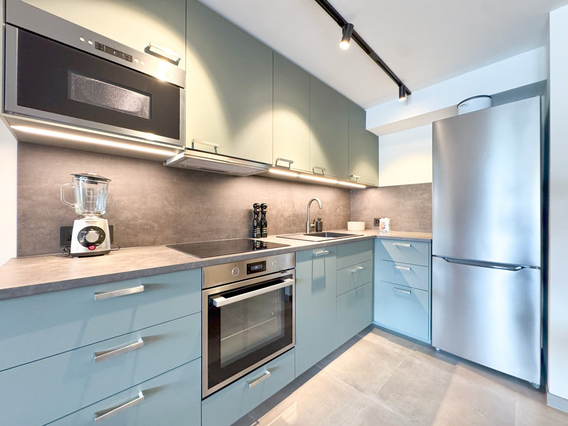 Moderne Einbauküche in Pastellblau und Grau