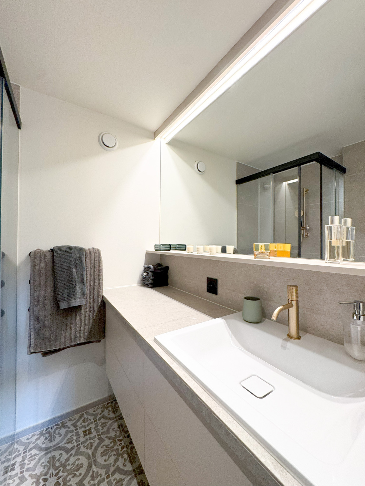 Modernes Badezimmer mit Dachschräge und Waschtisch