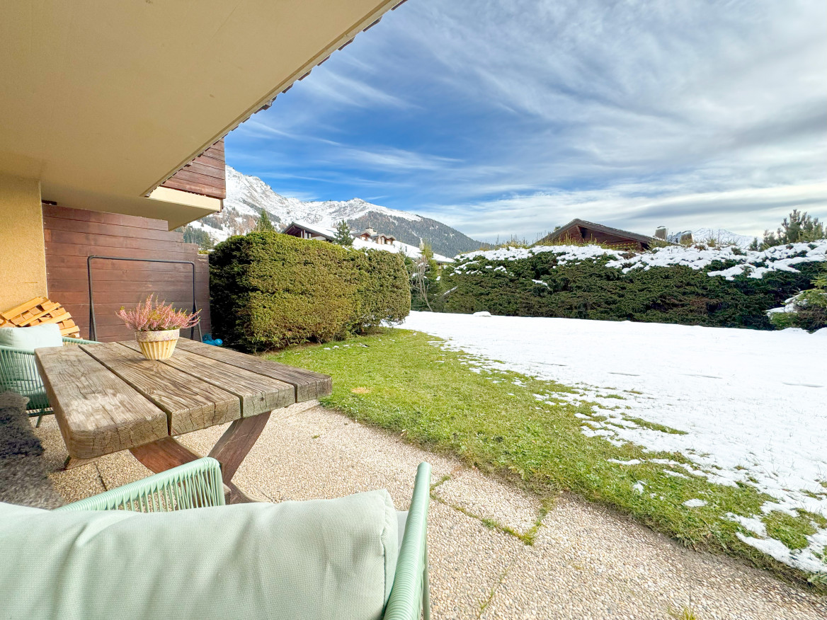 Terrasse mit Bergblick und Schnee