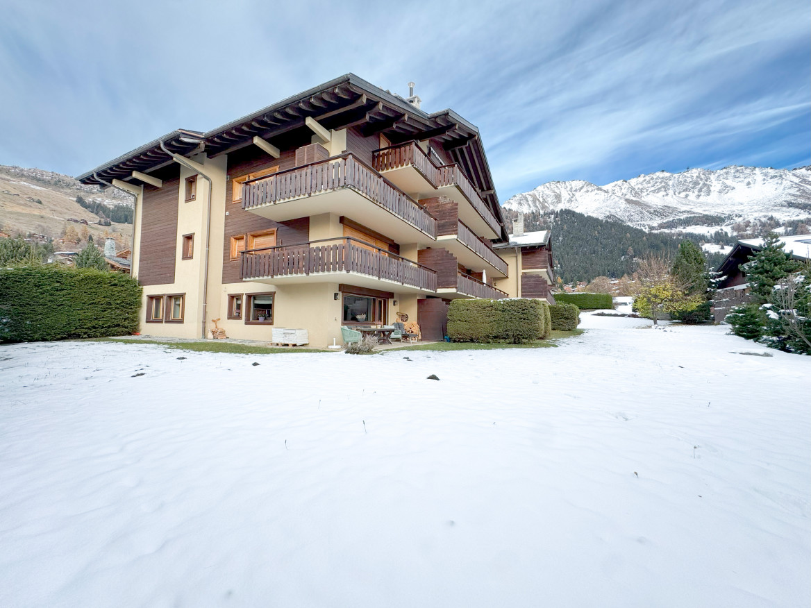 Alpines Wohnhaus mit Balkonen und Bergpanorama