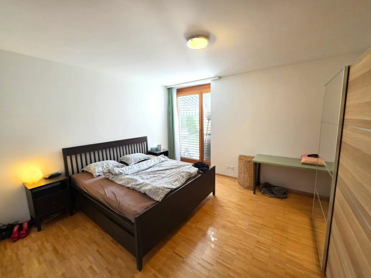 Schlafzimmer mit Holzfußboden