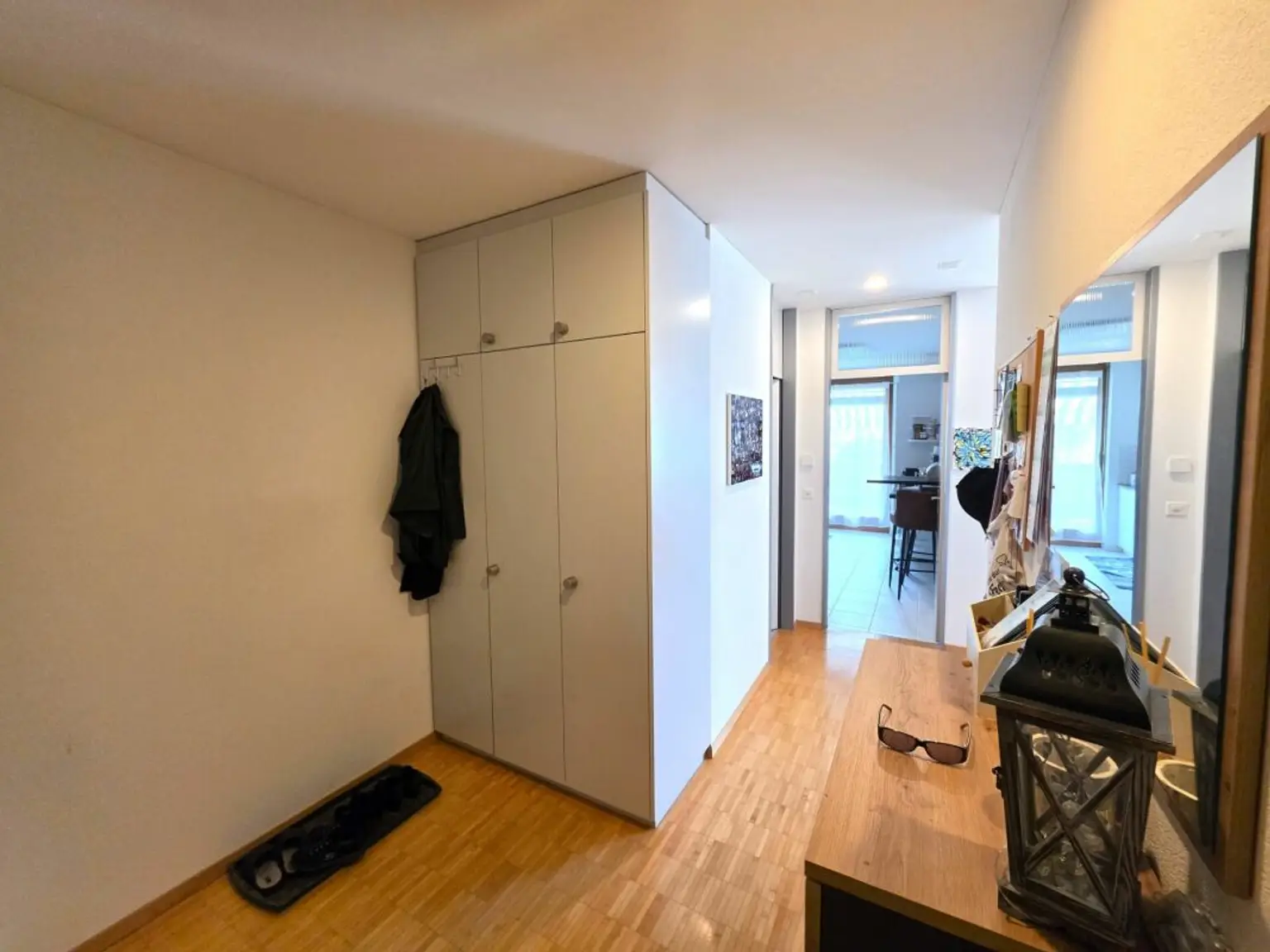 Heller Flur mit Einbauschrank