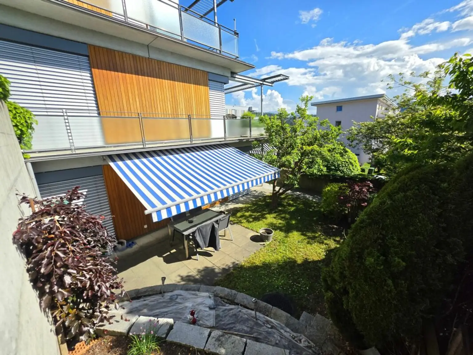 Balkon mit Garten und Markise