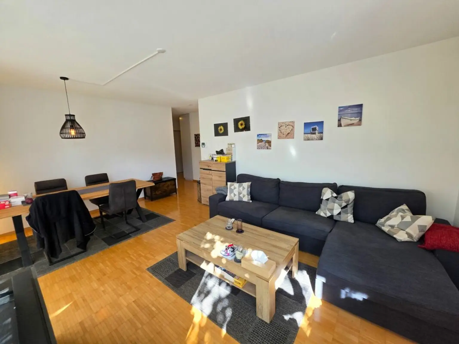 Heller Wohn-Essbereich mit Sofa und Esstisch