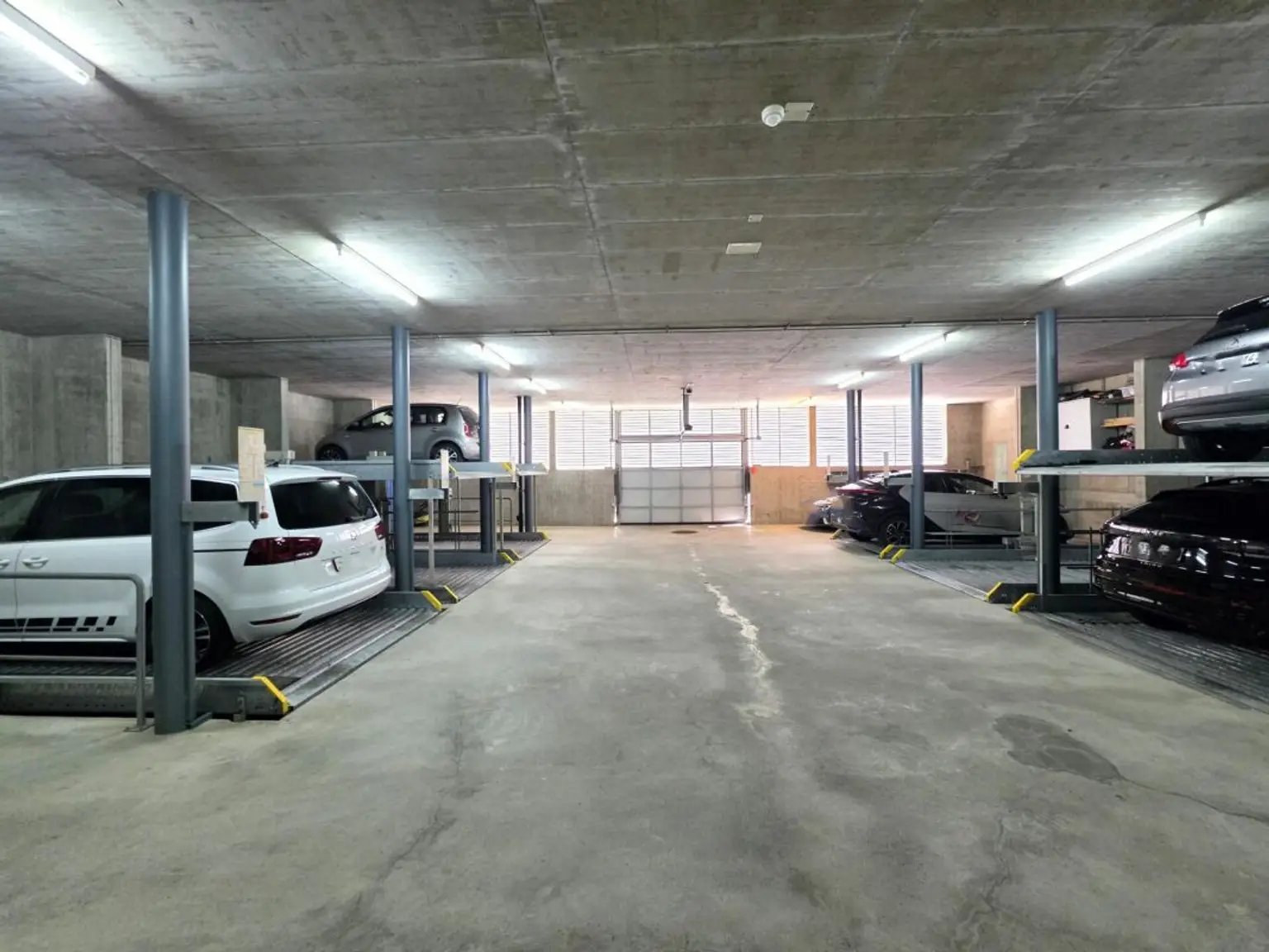 Tiefgarage mit mehreren Stellplätzen