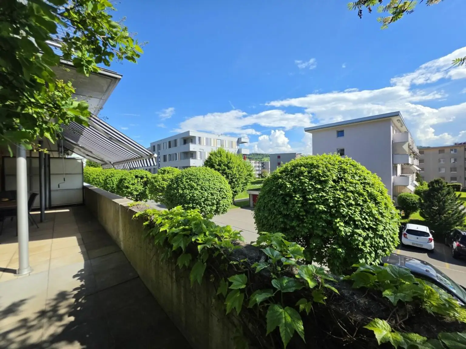 Balkon mit Blick auf Wohnanlage