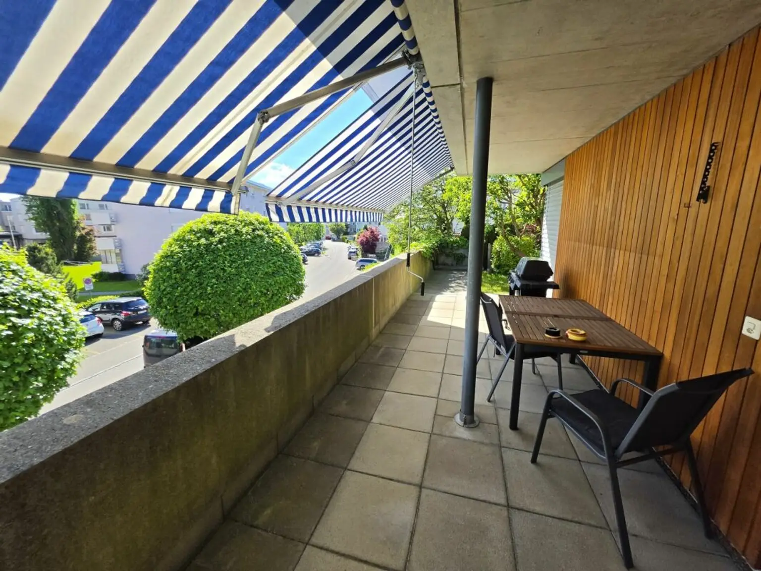 Balkon mit Markise und Blick auf die Straße