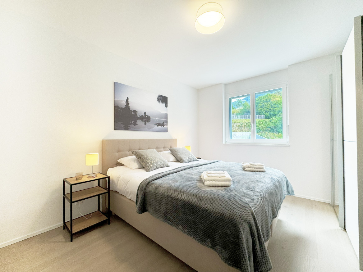 Helles Schlafzimmer mit Doppelbett