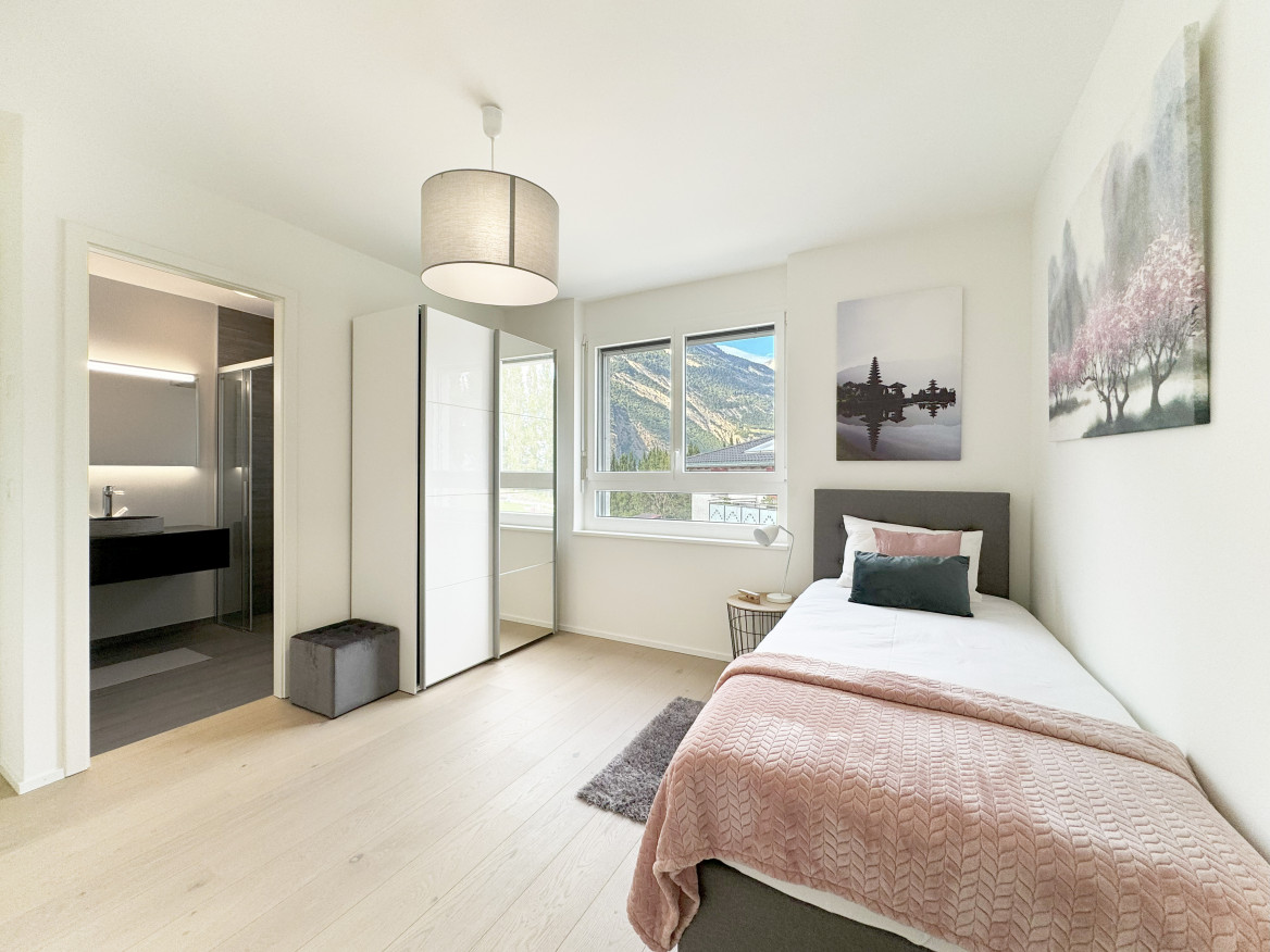 Helles Schlafzimmer mit Blick auf die Berge