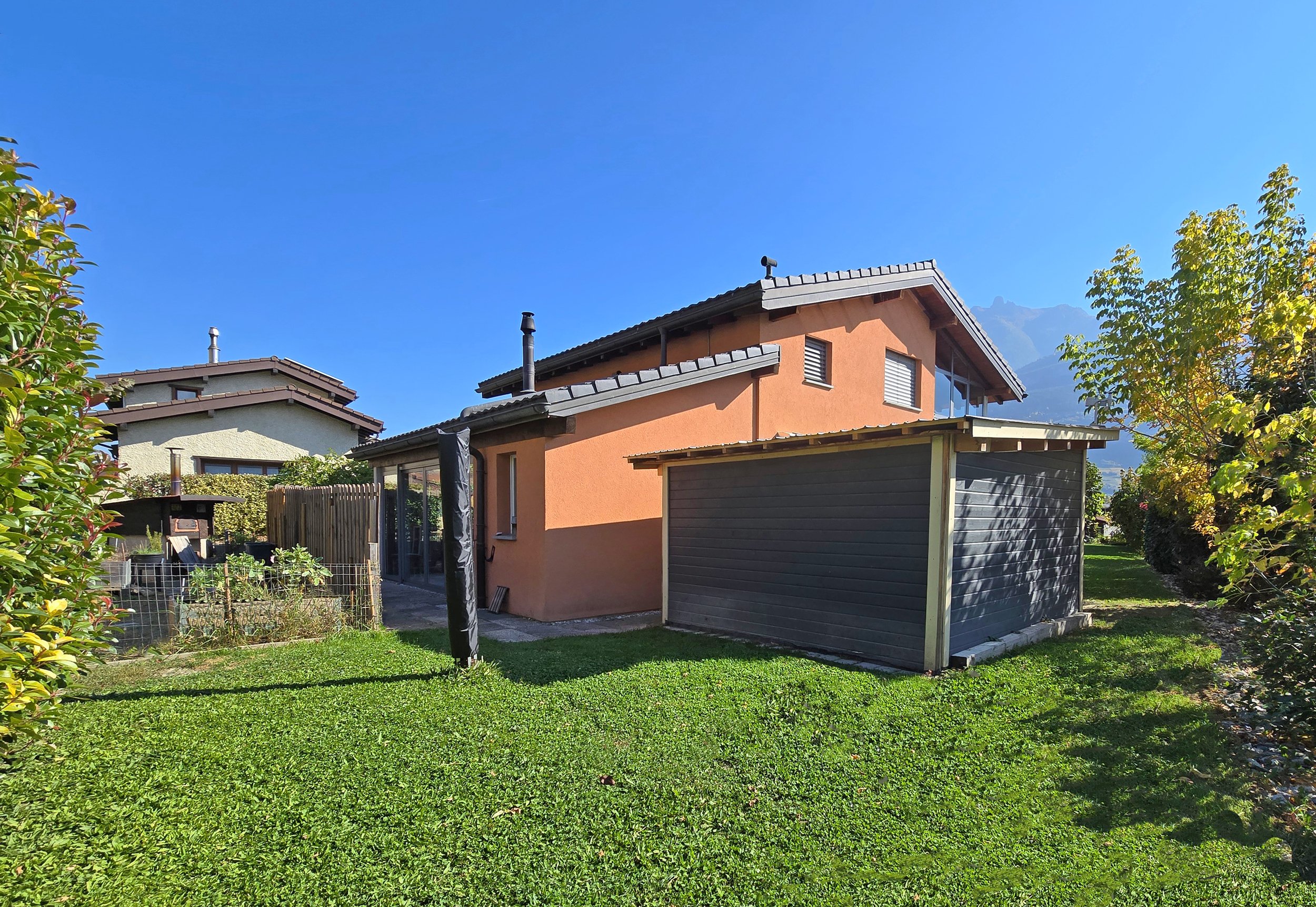 Freistehendes Haus mit Garten