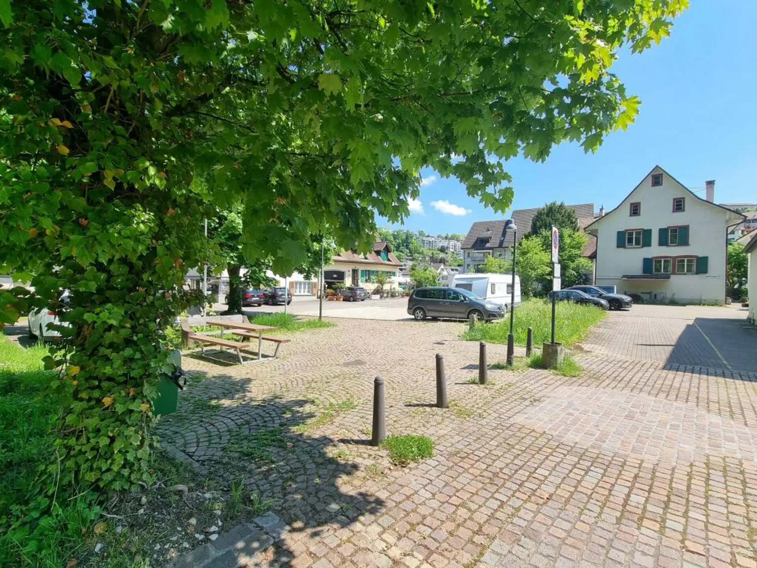 Städtischer Platz mit Wohngebäuden