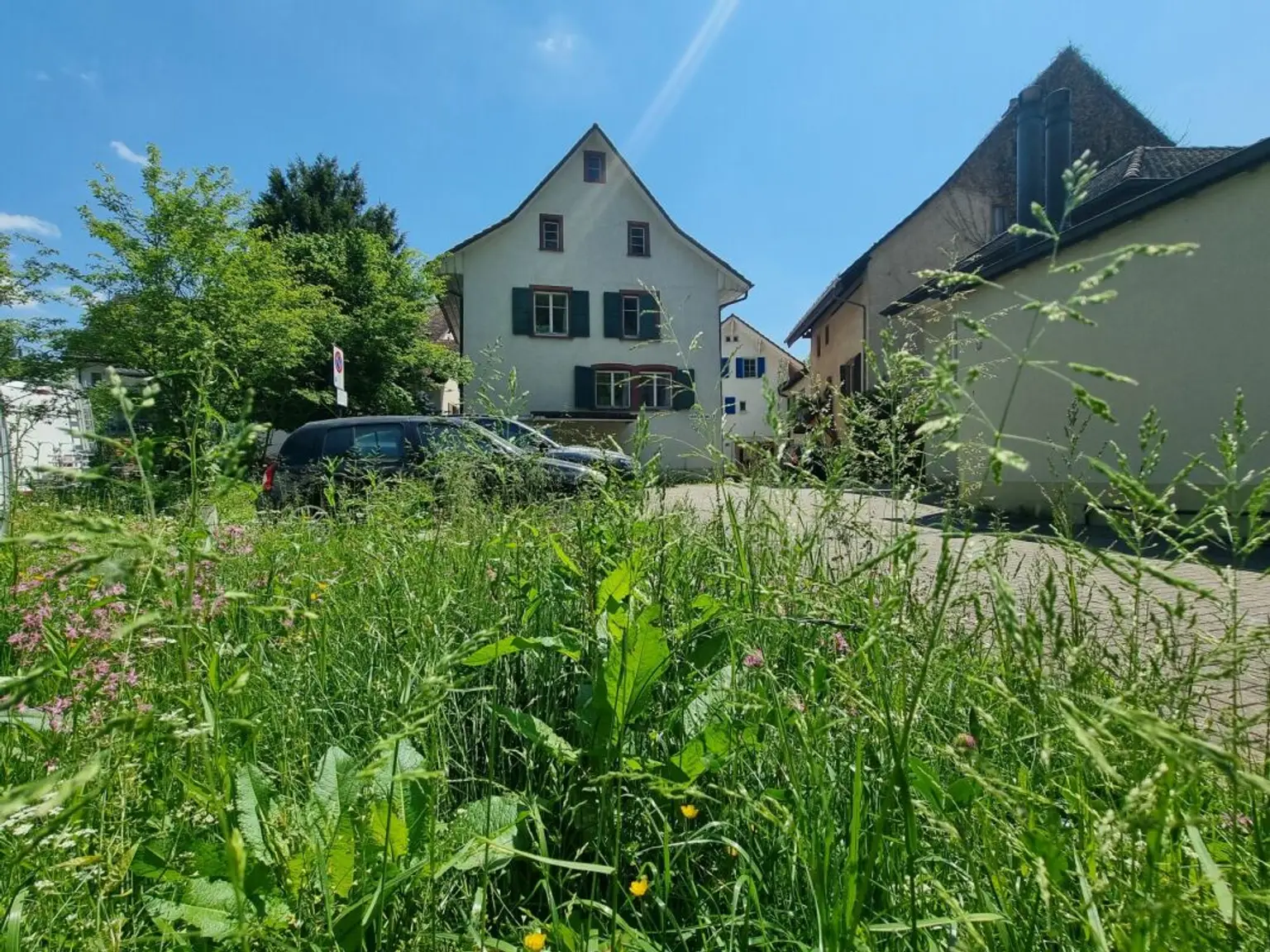 Außenansicht eines Wohnhauses mit Vorgarten