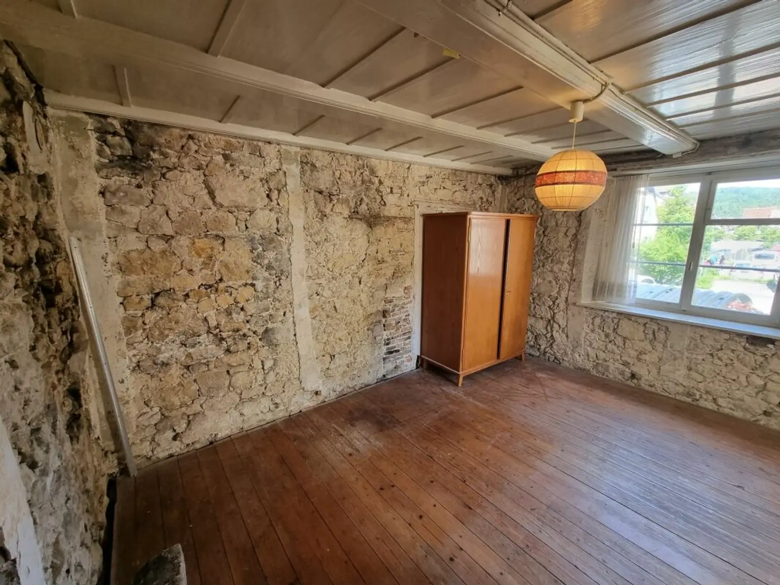Rustikaler Raum mit Natursteinwänden