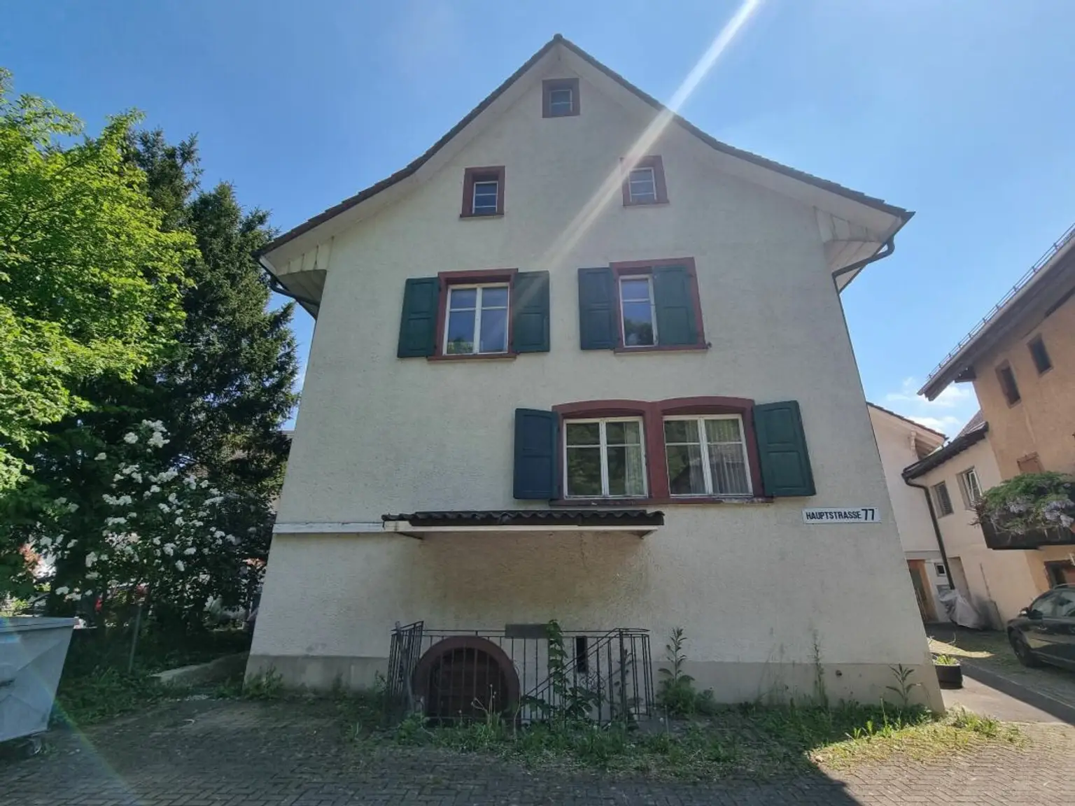 Straßenansicht eines älteren Mehrfamilienhauses