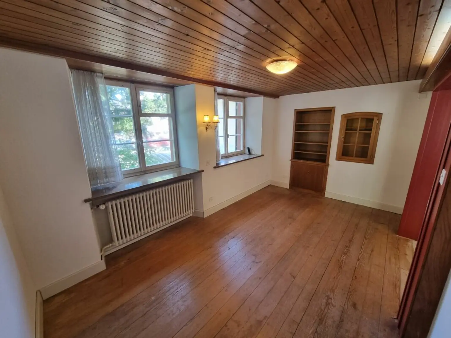 Heller Wohnraum mit Holzdecke