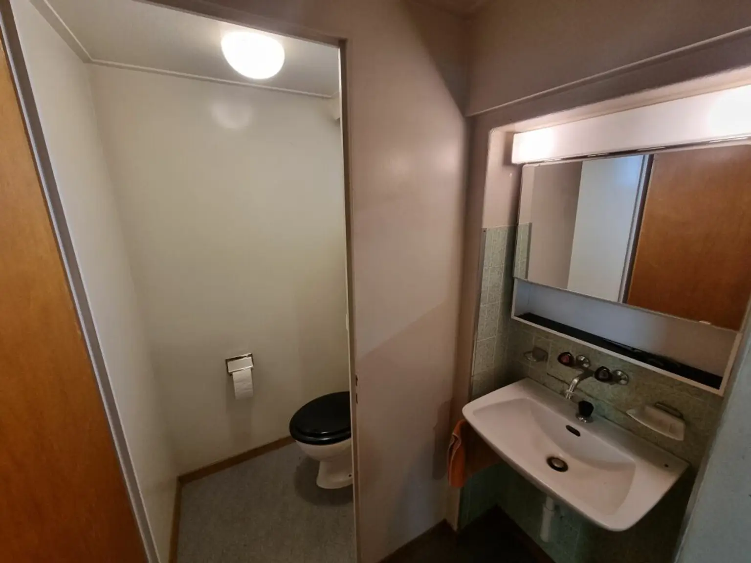 Kleines Badezimmer mit separatem WC
