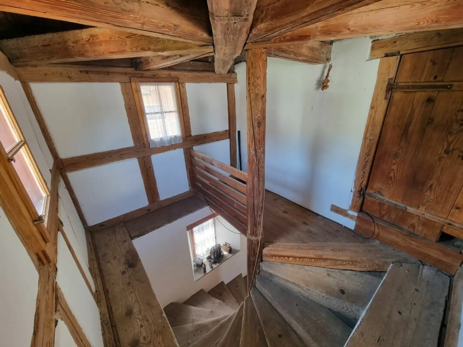 Rustikale Treppe mit sichtbarem Holztragwerk