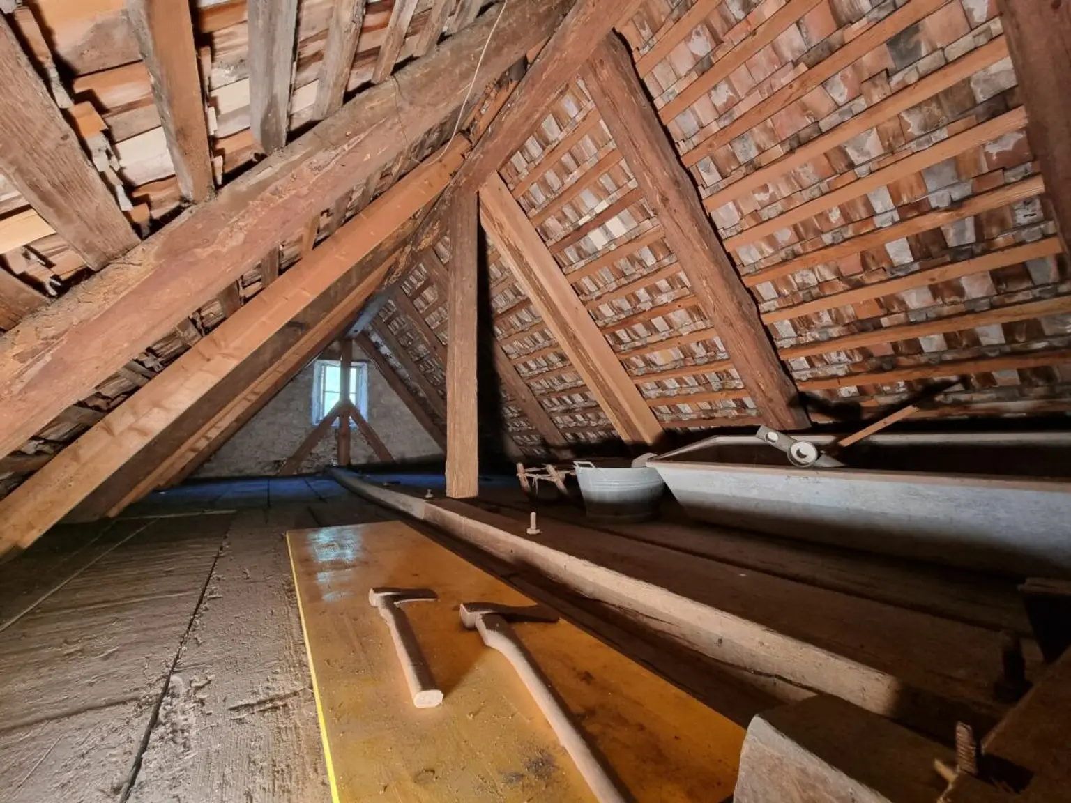 Dachboden mit sichtbarem Dachstuhl