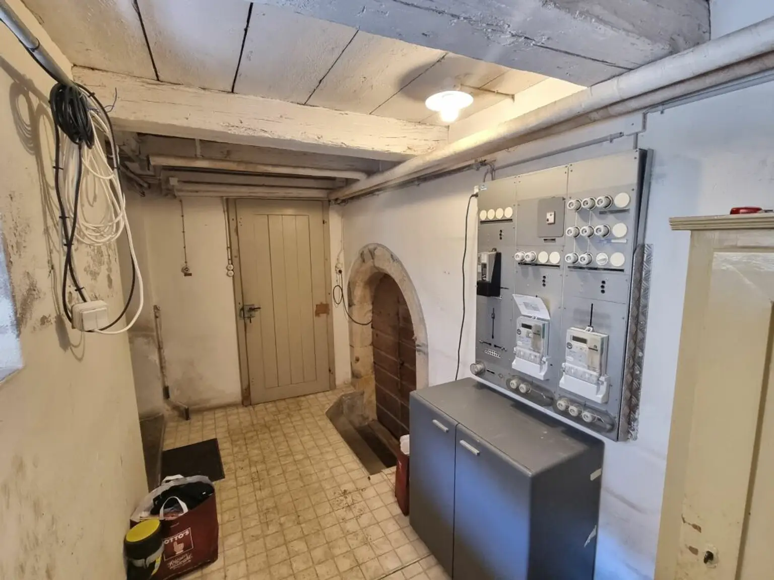 Kellerraum mit Elektroanlage