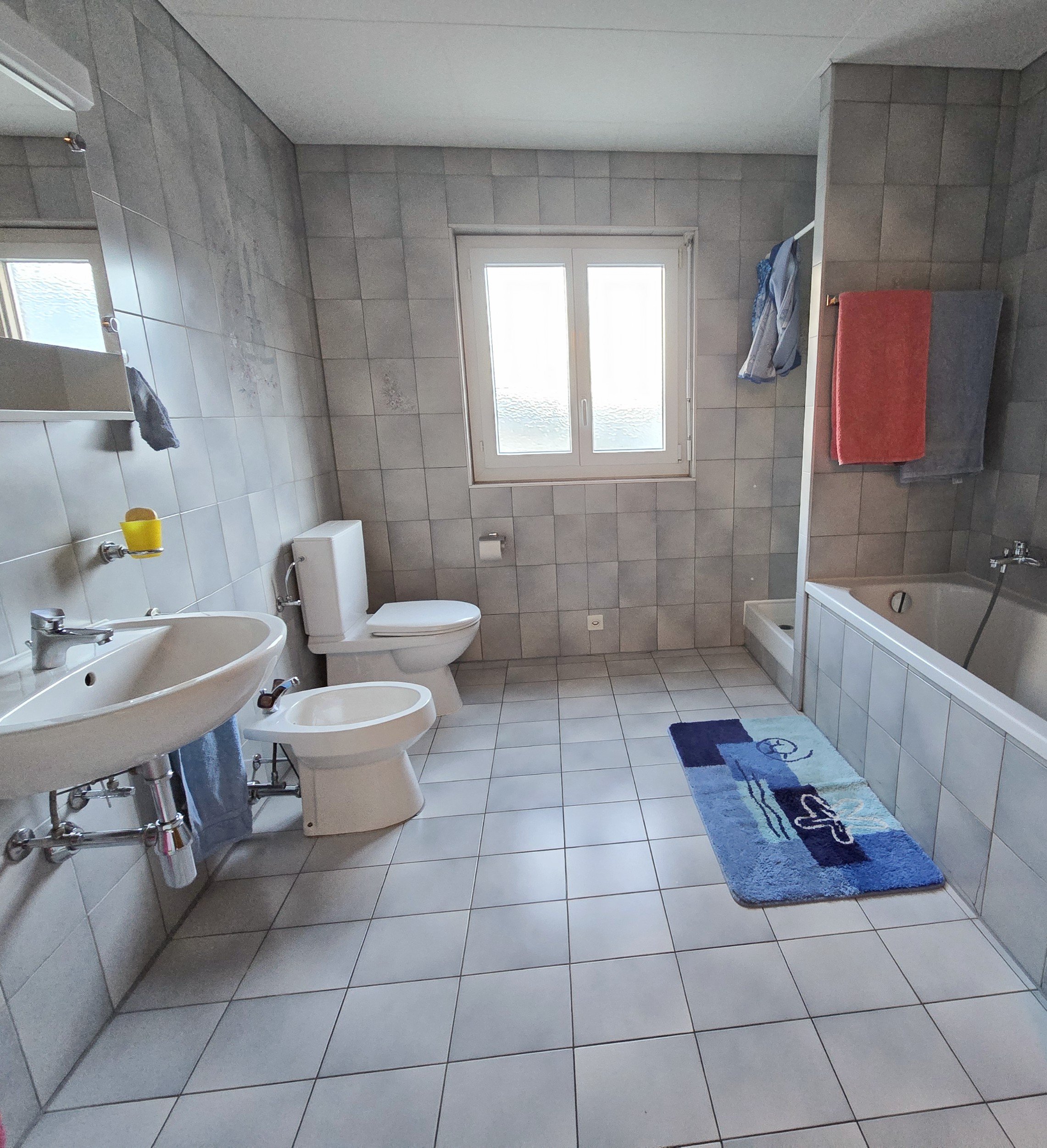 Modernes Badezimmer mit Badewanne und Fenster