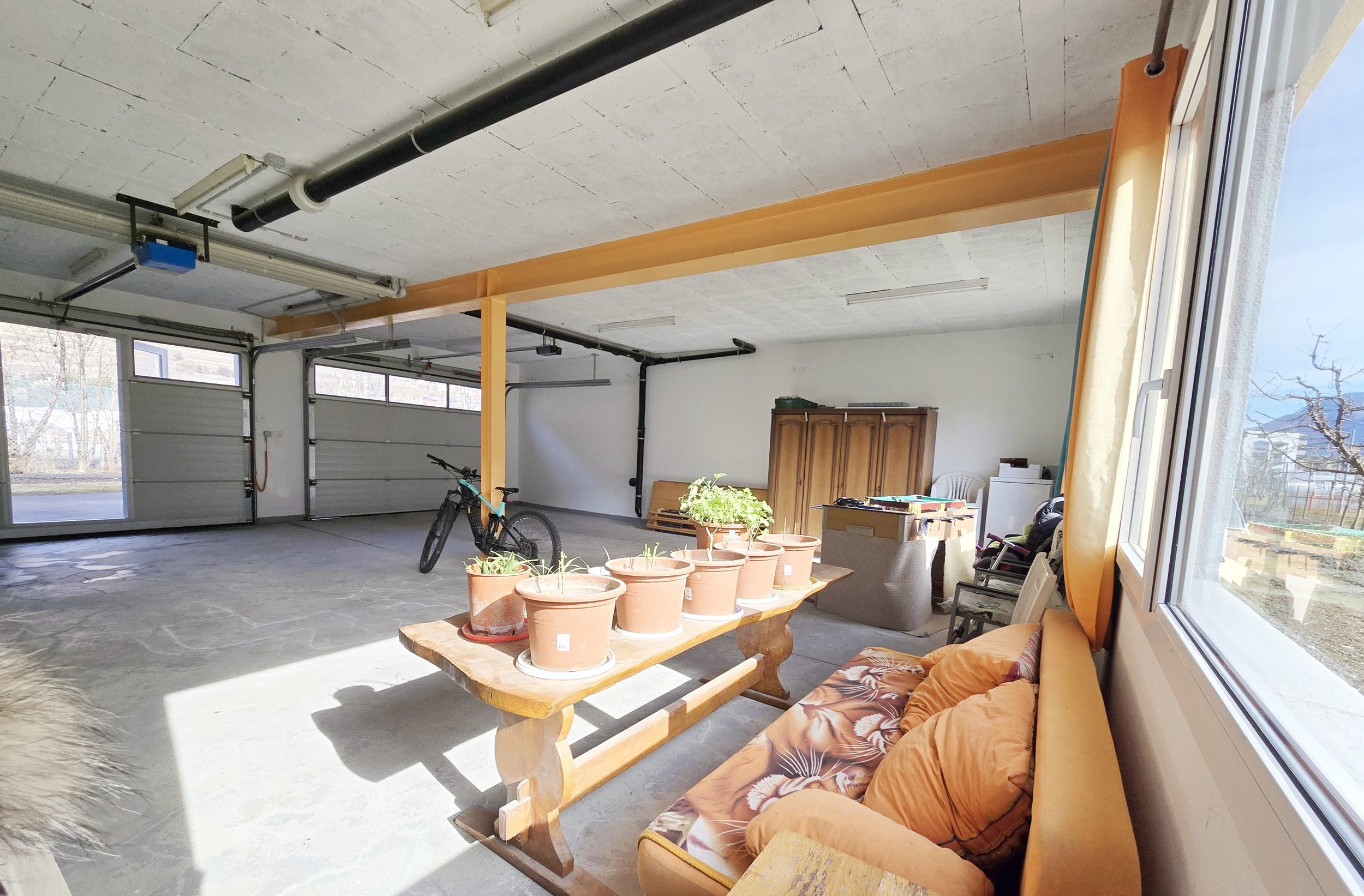 Große, einfach ausgestattete Garage mit Tageslicht