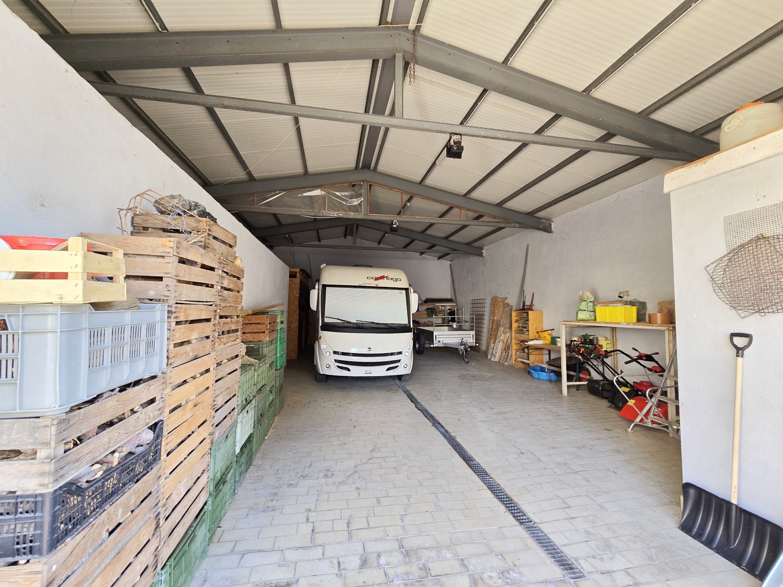 Innenraum einer großen Garage mit Abstellfläche