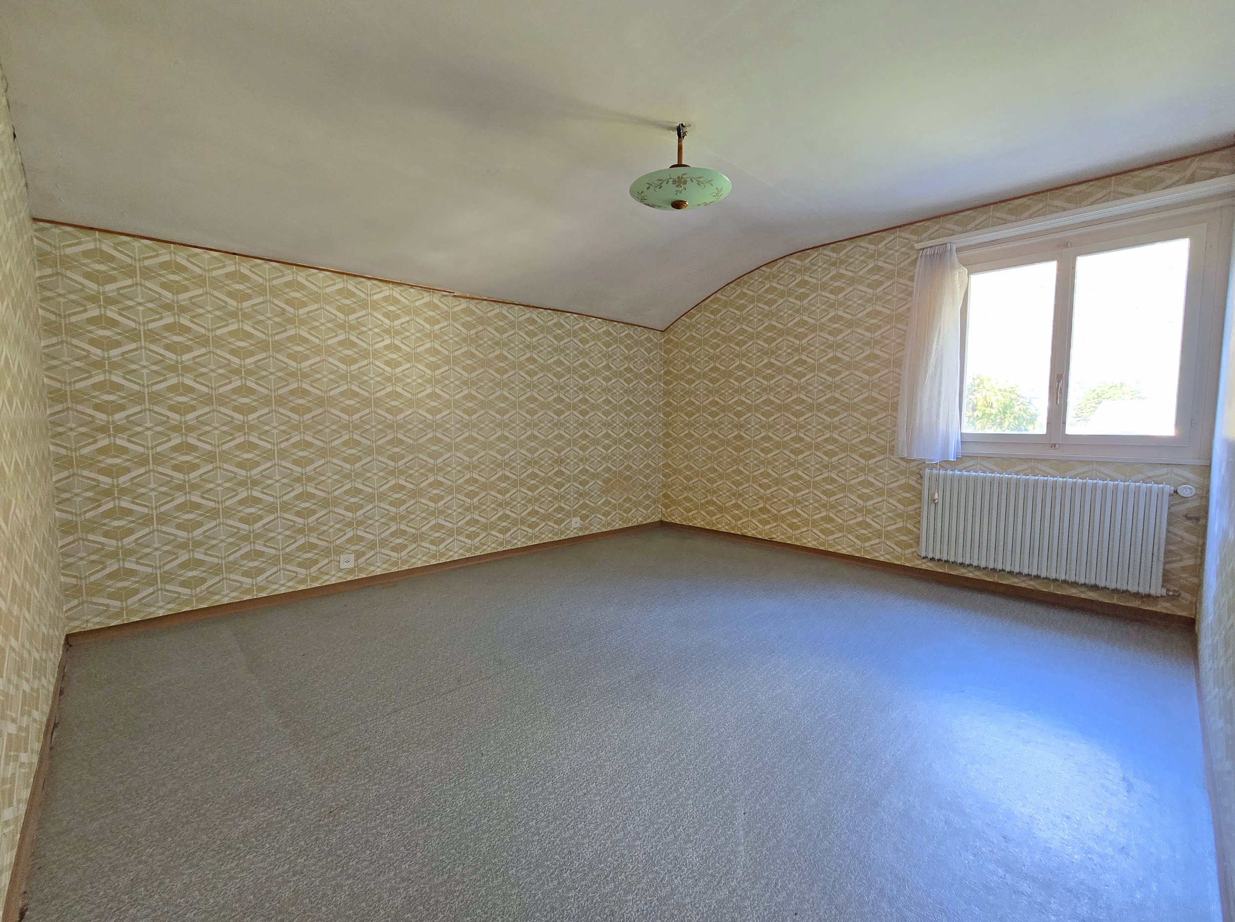 Leerer Raum mit Retro-Tapete und Fenster